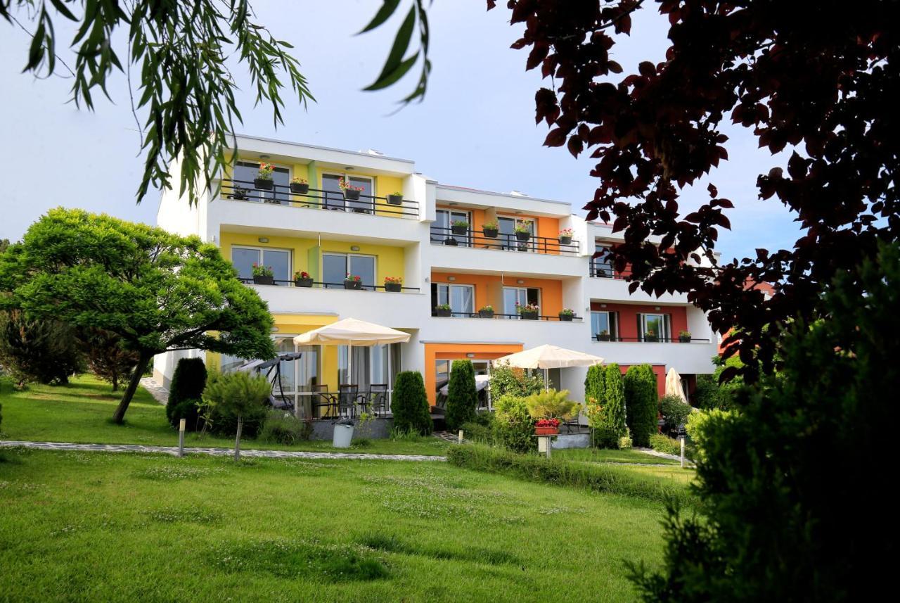 Stayinn Rainbow Houses Beachfront By Asteri Hotels Сонячний Берег Екстер'єр фото